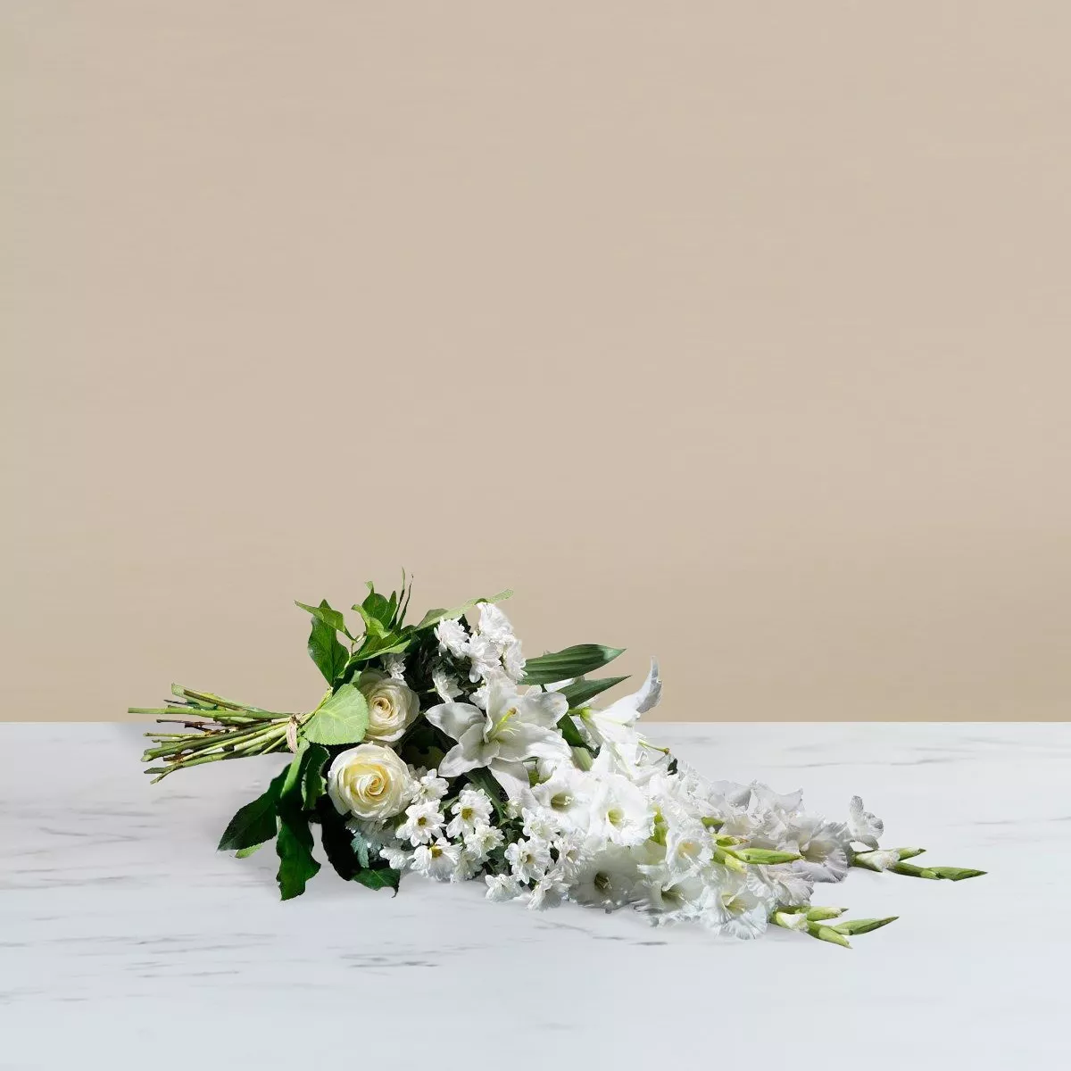 Trauerstrauß zum Hinlegen, mit weißen Rosen, Asperagus und Aspidistrablätter